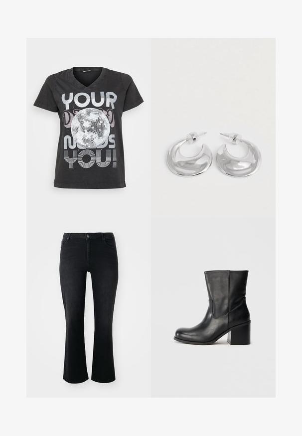 Zwarte katoenen T-shirt met V-hals, korte mouwen en een grafisch ontwerp van een discobal met tekst in metallic en gestreepte lettertypen.; Zwarte denim jeans met een middelhoge taille, een knoop aan de voorkant, twee voorkruiszakken, twee achterzakken en een flared model.; Zwarte leren enkellaars met een afgeronde neus, zijkantnaaddetails en een chunky blokhak. Soepele textuur en minimalistisch ontwerp.; Een paar gepolijste zilveren halve maanvormige creolen met heldere plastic achterkanten op een witte ondergrond.