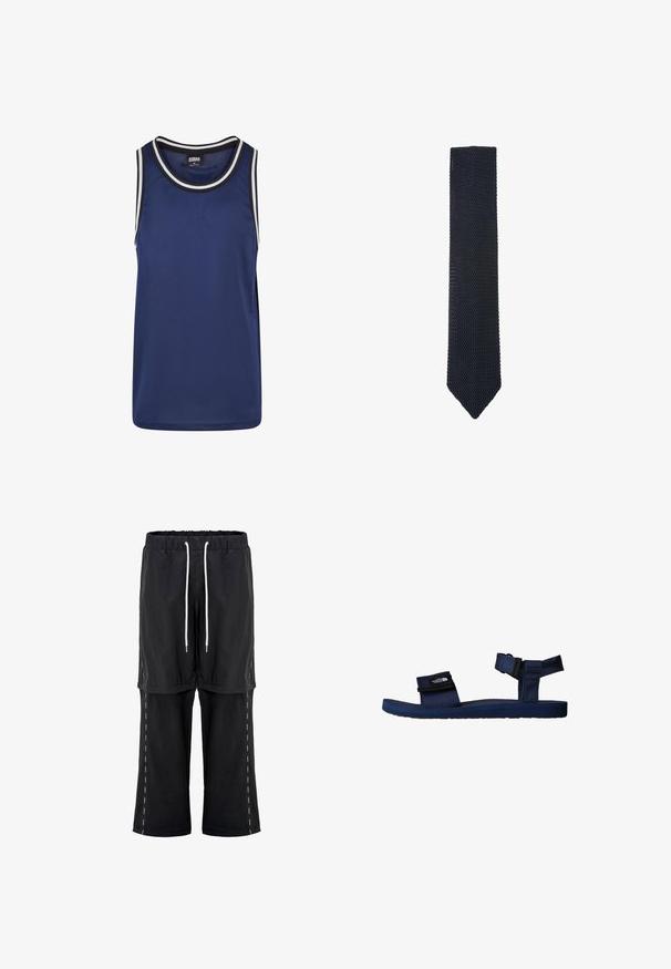 Navyblaues Sport-Top aus Mesh-Stoff, mit rundem Halsausschnitt und schwarz-weißen Akzenten sowie einer lockeren Passform.; Schwarze zweilagige Shorts mit elastischem Bund und weißen Kordeln über kurzen Hosen mit Seitenstreifen.; Navyblaue Sandale mit Stoffriemen und verstellbaren Klettverschlüssen; strukturierte Gummisohle; minimalistisches Design.; Dunkel marineblaue gestrickte Krawatte mit strukturiertem Muster, unten zulaufend, vor weißem Hintergrund.