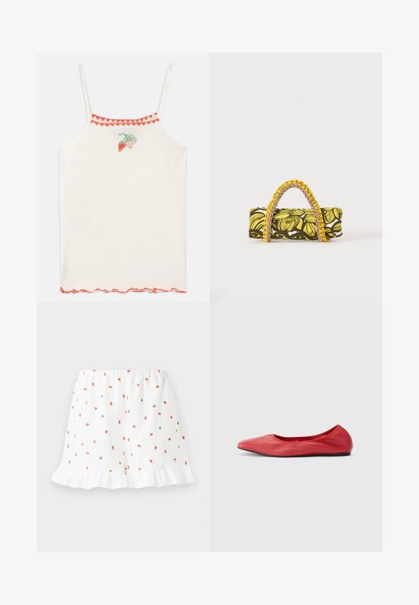 Camiseta blanca sin mangas con tirantes finos, decorada con fresas rojas bordadas y un ribete rojo con forma de onda a lo largo del escote y el dobladillo.; Shorts blancos con pequeños estampados de fresas rojas por toda la prenda, con un dobladillo con volantes y cintura elástica para mayor comodidad. Hechos de una tela ligera.; Filippa K REY FLATS - Bailarinas - bright red; Bolsa rectangular con patrón floral en amarillo y negro y asa trenzada amarilla y rosa sobre fondo blanco.