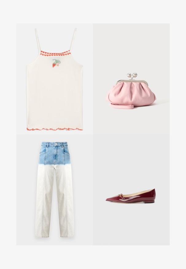 Weiße Spaghettiträger-Bluse mit roten gestickten Erdbeeren und einem gewellten roten Saum am Ausschnitt und am Bund.; Jeans aus Denim mit der oberen Hälfte in Blau, die nach unten zu Weiß verblasst. Hochgeschnittenes Design, gerade Passform und sichtbare Nähte.; Burgunderfarbene Lacklederballerinas mit spitzem Zehenbereich, ausgestattet mit einem kleinen Ausschnitt und einem niedrigen Absatz. Glatte Textur und elegantes Design.; Kleine weiche rosa Clutch mit silbernem Metallrahmen und rundem Verschluss, liegend auf einer flachen hellen Oberfläche mit gefaltetem Handgelenksriemen vorne.