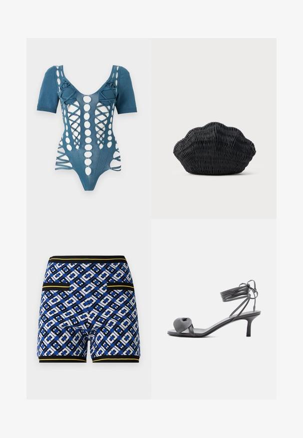 Bodysuit de punto azul con mangas cortas, que cuenta con recortes, detalles de cordones y patrones circulares en la parte frontal. Tejido texturizado.; Bermudas tejidas con un diseño geométrico en azul, negro y blanco, con acentos amarillos en contraste y bolsillos en los laterales.; Sandalia de tacón de cuero gris con tira anudada en los dedos y cordones que se envuelven alrededor del tobillo, sobre un tacón delgado de altura media, sobre fondo blanco.; Bolso de mimbre negro con forma de concha de vieira con parte superior curva y textura tejida sobre un fondo liso.