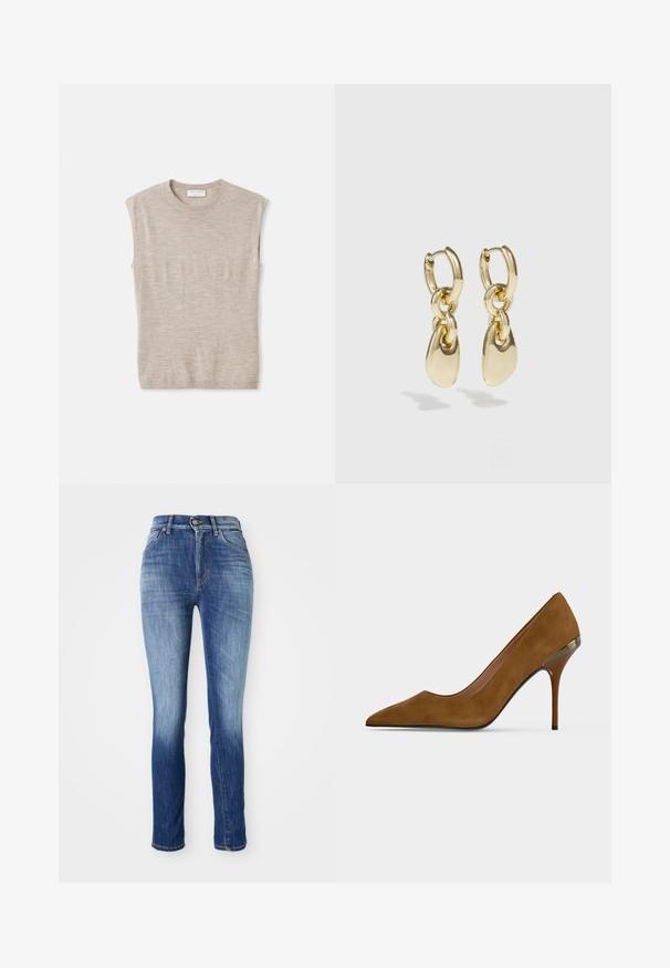 Lys beige ærmeløs top lavet af blødt materiale, med rund hals, rene linjer og en let løs pasform. Minimalistisk design.; Skræddersyede jeans i mellemblå denim, med en falmet effekt, fem lomme-design, bæltesløjfer og en metalknaplukning.; Brun ruskind spids tå højhælet sko med slank stilet og metallisk accent nær hælen mod en lys, ensfarvet baggrund.; Guldøreringe med en sammenkoblet design og glatte, tårnformede accenter. Reflekterende finish øger den visuelle appel.