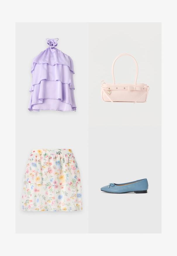Lila, gelaagde top van lichte stof met een ruchesdesign en een rozenvormige accent bij de halslijn. Gladde textuur, zonder mouwen.; Witte, met bloemen bedrukte, gelaagde rok met pastel bloemen en groene accenten. Gemaakt van lichte stof, met een geraffineerde tailleband.; Lichtblauwe leren ballerina met een puntige neus, voorzien van een kleine strikaccent en een lage zwarte hak. Soepele textuur met stikdetails.; Bleekroze rechthoekige handtas met dubbele handvatten, decoratieve strik, metalen oogjes en een klein hartvormig hangertje tegen een effen achtergrond.