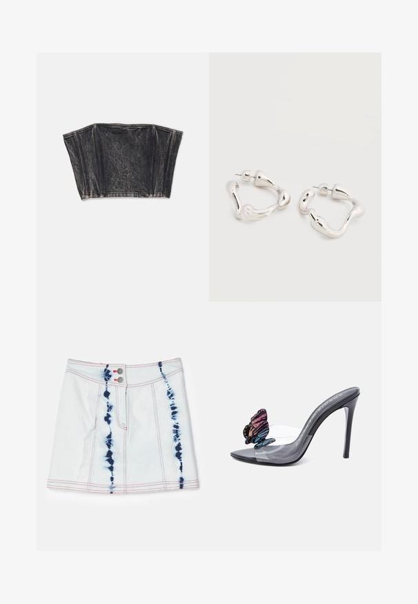 Sort denim bustier med struktureret design, der har lodrette sømme og en tætsiddende, cropped form. Tekstureret overflade med subtil fading.; Lys blå denim mini-nederdel med tie-dye mønstre i mørk blå. Har rød syning og to frontknapper. Kort længde med en tætsiddende pasform.; Sort højhælet mule med gennemsigtig rem og dekorative pink og blå sommerfugledetaljer foran.; Øreringe i sølvfarvet tone med uregelmæssig form og bagerste lukning med stift, placeret på en ensfarvet hvid overflade.