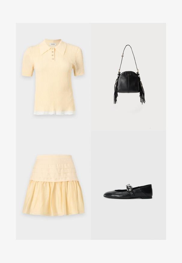 Polo en maille côtelée à manches courtes de couleur jaune pâle avec quatre boutons et bordure en dentelle blanche à l'ourlet.; Jupe couleur crème avec une large ceinture ajustée et une partie inférieure évasée et plissée en tissu lisse.; Ballerines en cuir noir avec un bout pointu, dotées d'une sangle avec une boucle métallique circulaire et d'une semelle plate.; Sac à main en cuir noir avec une forme courbée, une longue bandoulière réglable et des franges de chaque côté sur un fond clair.