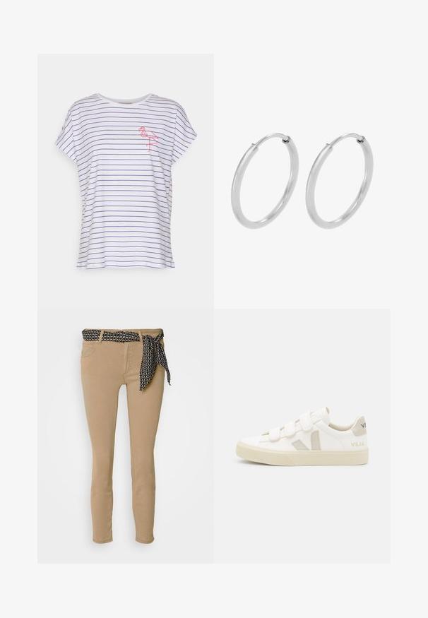 Hvid T-shirt med vandrette blå striber, korte ærmer, en afslappet pasform og en pink flamingo broderet på venstre bryst.; Beige skinny jeans med en sort mønstret talje og matchende bånd. Har fem lommer og en glat, bomuldsblandet tekstur.; Hvide sneakers med velcro-remme, suede detaljer i beige, struktureret gummisål og V-logo i grå. Minimalistisk design, afrundet form.; Sølv hoops øreringe, cirkulær form, glat skinnende tekstur og ensartet bredde hele vejen igennem. Minimalistisk design uden yderligere accenter.