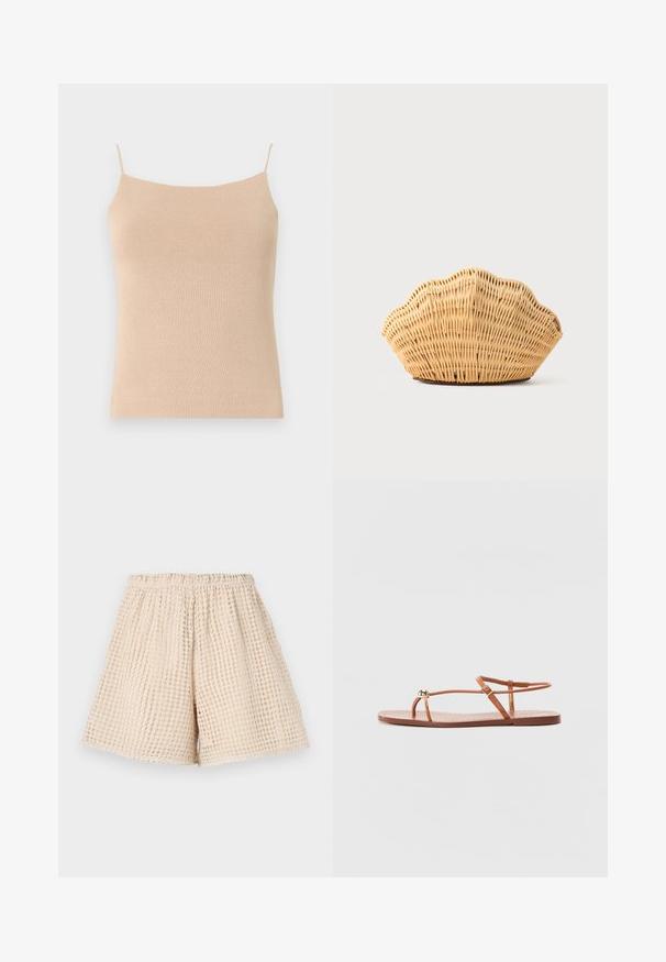 Beige strik camisole med tynde stropper, med en tætsiddende pasform og tekstureret stof, ideel til lag-på-lag styling eller afslappet brug.; Beige shorts med et tekstureret, vaffelmønster. Elastisk talje og løs pasform. Længde til midten af låret. Letvægtsmateriale.; Loeffler Randall LARA STRAPPY - Sandaler m/ tåsplit - timber; Vævet rattan håndtaske formet som en kammusling med naturlig lysebrun farve og afrundede, strukturerede kanter.
