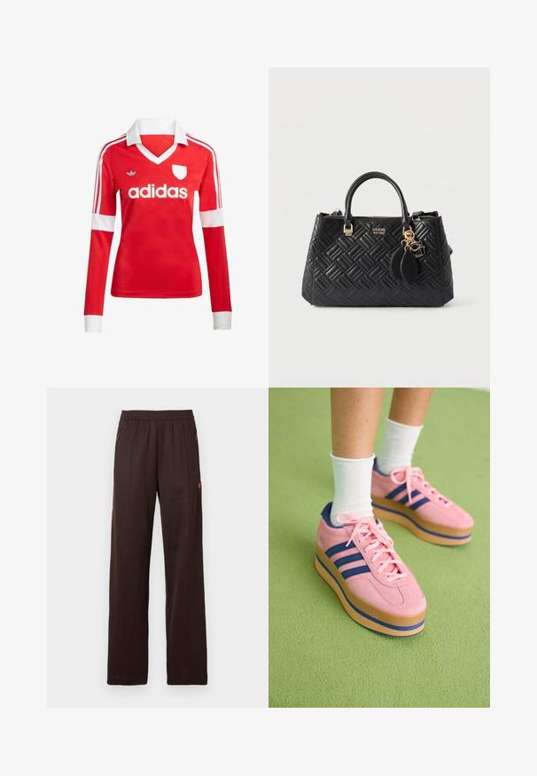 Červený futbalový dres s dlhým rukávom a bielym golierom a manžetami. Na ramenách sú tri biele pruhy a výrazne zobrazené logo "adidas".; Tmavohnedé nohavice s širokými nohavicami, s elastickým pásom a bočnými vreckami na zips, s jemným červeným detailom loga na hornej časti stehna.; Ružové semišové platformové tenisky s modrými pruhmi a ružovými šnúrkami. Tlustá béžová podrážka s modrým akcentom. Nosí sa s bielymi členkovými ponožkami na zelenej ploche.; Čierna prešívaná kožená kabelka s dvojitými rúčkami, zlatými detailmi, dekoratívnym príveskom a logom "GUESS EST 1981" na prednej strane.