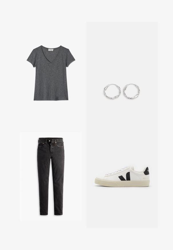 Dunkelgraues Damen-T-Shirt mit kurzen Ärmeln und V-Ausschnitt aus weichem meliertem Stoff, flach auf weißem Hintergrund liegend.; Schwarze Jeans aus Denim mit geradem Bein, fünf Taschen, kupferfarbenen Beschlägen und einer leicht ausgebleichten Textur.; Weißes Leder-Sneaker mit schwarzem Gummi-V-Logo. Strukturierte cremefarbene Sohle, weiße Schnürsenkel und Fersendetail in Schwarz mit dem Markennamen.; Silberne Creolen mit einer welligen, unregelmäßigen Textur. Besitzen eine dünne, kreisförmige Form und eine reflektierende Oberfläche.