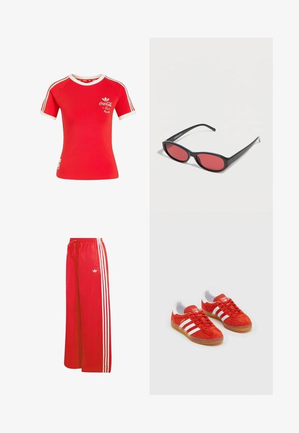 Rotes Adidas T-Shirt mit kurzen Ärmeln, weißen Streifen an den Ärmeln, weißem Kragen und Coca-Cola-Logo mit dem Schriftzug „Ice Cold“ auf der Brust.; Rote Sporthose aus leichtem Material, mit weitem Bein, elastischem Bund, Kordelzug und drei weißen Streifen auf jeder Seite.; Rote Wildleder-Sneaker mit weißen Streifen, Gummi-Sohle, gepolstertem Kragen und Logo auf der Zunge. Klassisches Design mit strukturiertem Obermaterial.; Schwarze ovale Sonnenbrille mit schlanken Bügeln und rot getönten Gläsern, die auf einer weißen Oberfläche liegt.