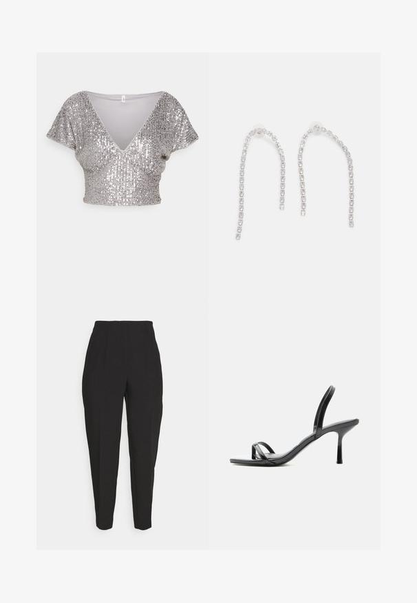 ONLY Petite ONLANA - T-shirt imprimé - silver; Des pantalons noirs ajustés présentent une taille haute, des plis avant, des jambes fuselées et une texture lisse. Fabriqués dans un tissu léger, sans fermetures visibles.; Sandale noire à talon haut avec fines brides au niveau des orteils et de la cheville, finition brillante et talon aiguille fin.; Boucles d'oreilles en argent avec des chaînes pendantes, présentant plusieurs pierres précieuses claires disposées en motif linéaire, offrant un effet scintillant.