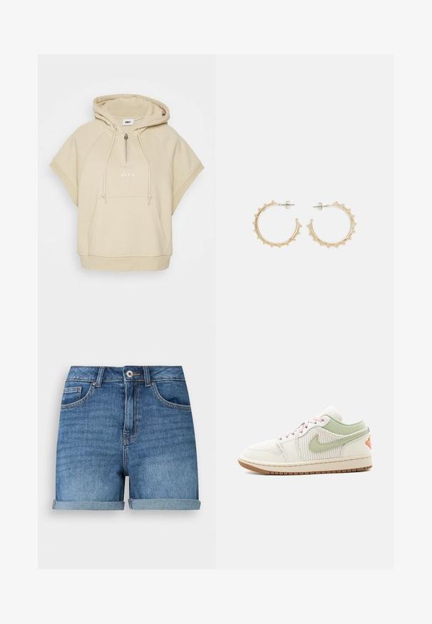 Obey Clothing REESE RELAXED FIT HOODED VEST - Trükipildiga T-särk - oat milk; Sinised teksapüksid ülesrullitud äärega, ees nööbi ja tõmblukuga sulgemine, vööaasad ning esik-t ja münditaskuga.; Madalad tossud kreemjas toonis, helesinise Nike logoga, roosade paeltega, kootud kangaspaneelidega ja pruuni kummist tallaga.; Kuldsetest ringidest kõrvarõngad, millel on tekstureeritud disain ja väiksed helmed äärtes. Need on suletud rõnga kujuga ning neil on stud-tüüpi kinnitus.