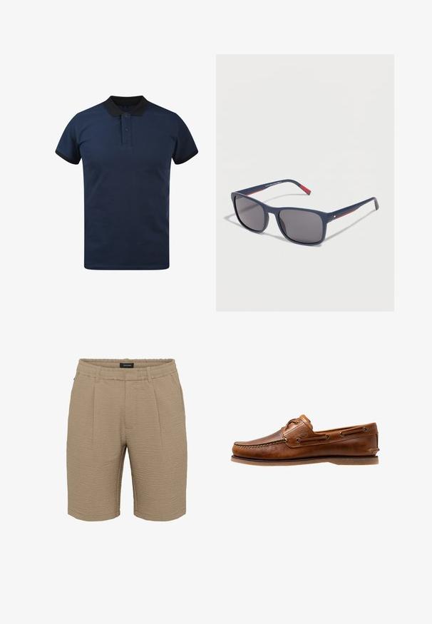 Tummansininen polo-paita, joka on valmistettu teksturoidusta puuvillasta, mustalla kauluksella ja hihoilla. Varustettu kolmella napilla ja lyhyillä hihoilla. Yksinkertainen, klassinen muotoilu.; Hiekka shortseja, jotka on valmistettu teksturoidusta kankaasta, jossa on ryppyinen pinta, joustava vyötärö ja kaksi etupuolen laskosta.; Ruskea nahkainen veneenkenkä, jossa on ommeltuja yksityiskohtia, metalliset silmukat, kohotettu sauma varpaassa ja tasainen kumipohja.; Laivastonsiniset suorakaiteen muotoiset aurinkolasit, joissa tummat linssit ja punaiset yksityiskohdat sankojen sivuilla, asetettuna valkoiselle pinnalle.