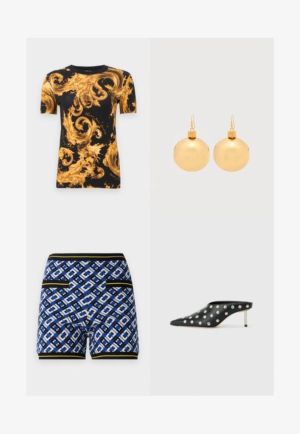 Chemise noire à manches courtes avec des motifs baroques dorés en spirale ornés et un texte cursif subtil partout.; Shorts en tricot à motifs présentant un design géométrique bleu, noir et blanc, avec des accents jaunes contrastés et des poches sur les côtés.; STAND STUDIO KELSEY - Mules à talons - black; Paire de boucles d'oreilles boule de Noël dorées brillantes avec fermoirs à crochet sur fond blanc uni.