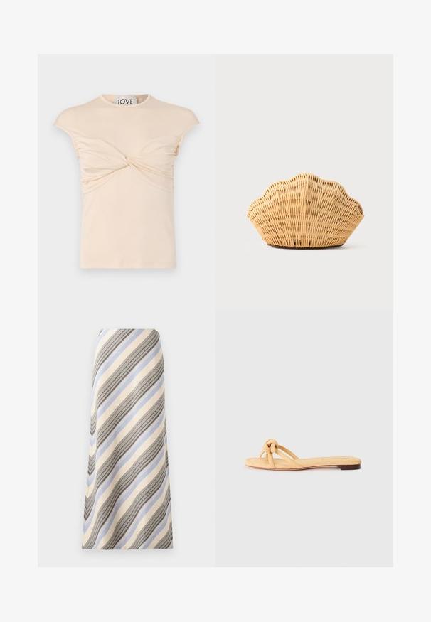 Crèmekleurig t-shirt met een ronde hals, kapmouwen en een gedraaide voorkant. Gladde textuur met verticale plooien langs de zijkanten.; Gestreepte midi-rok in beige, blauw en zwart; met diagonale lijnen van verschillende breedtes. Gladde textuur en vloeiende ontwerp.; Geel geweven platte sandaal met twee kruislings geplaatste banden, een geknoopte detail aan de voorkant en een lage, bruine zool.; Geweven rotan handtas in de vorm van een sint-jakobsschelp met natuurlijke lichtbruine kleur en afgeronde, gestructureerde randen.
