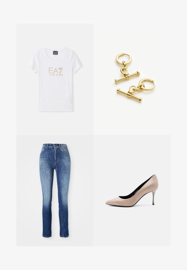 T-shirt en coton blanc avec un col rond, arborant un logo en strass doré "EA7 EMPORIO ARMANI" centré sur le devant.; Jean skinny en denim bleu moyen, avec un effet délavé, un design à cinq poches, des passants de ceinture et une fermeture à bouton métallique.; Chaussure à talon haut pointu en cuir verni beige avec talon aiguille fin et doublure intérieure noire sur fond blanc.; Boucles d'oreilles en métal doré présentant un hoop circulaire et un design de fermoir décoratif avec des accents en barre allongée. Texture lisse et finition brillante.