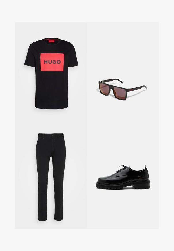 Schwarzes Baumwoll-T-Shirt mit einem großen roten rechteckigen Grafik, auf der das Wort "HUGO" in fettgedruckten schwarzen Buchstaben in der Mitte steht. Rundhalsausschnitt.; Schwarze Baumwoll-Chinos mit schmaler Passform, ausgestattet mit einem normalen Bund, seitlichen Taschen und einer Gesäßtasche. Glatte Textur und minimalistische Gestaltung.; Schwarzer polierter Lederschnürschuh mit dicker Gummisohle und niedrigem Absatz, seitlichem Marken-Schriftzug "SAMSOE" und hinterer Zuglasche.; Schwarze rechteckige Sonnenbrille mit dunkelroten Gläsern, mit matter Oberfläche und rotem Logo am Bügel. Robuster Kunststoffrahmen.