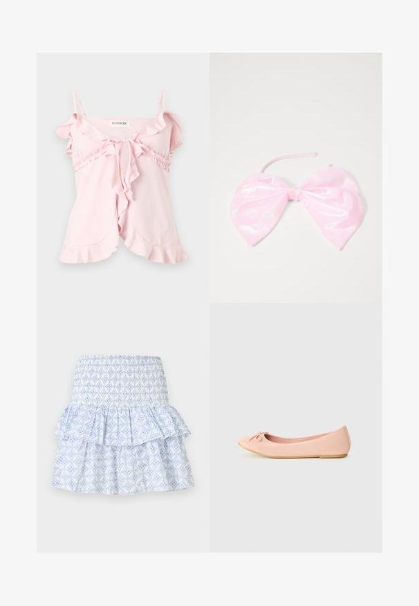 Haut sans manches rose clair avec bords à volants, fines bretelles réglables, fermeture nouée devant et détails froncés sous la poitrine.; Jupe blanche avec motif floral géométrique bleu, taille smockée et design à volants superposés.; Ballerine en matériau synthétique rose clair avec un bout arrondi, ornée d'un petit nœud et d'une semelle flexible.; Accessoire capillaire rose et brillant en forme de grand nœud, avec une texture lisse et une fine sangle pour le maintenir en place.