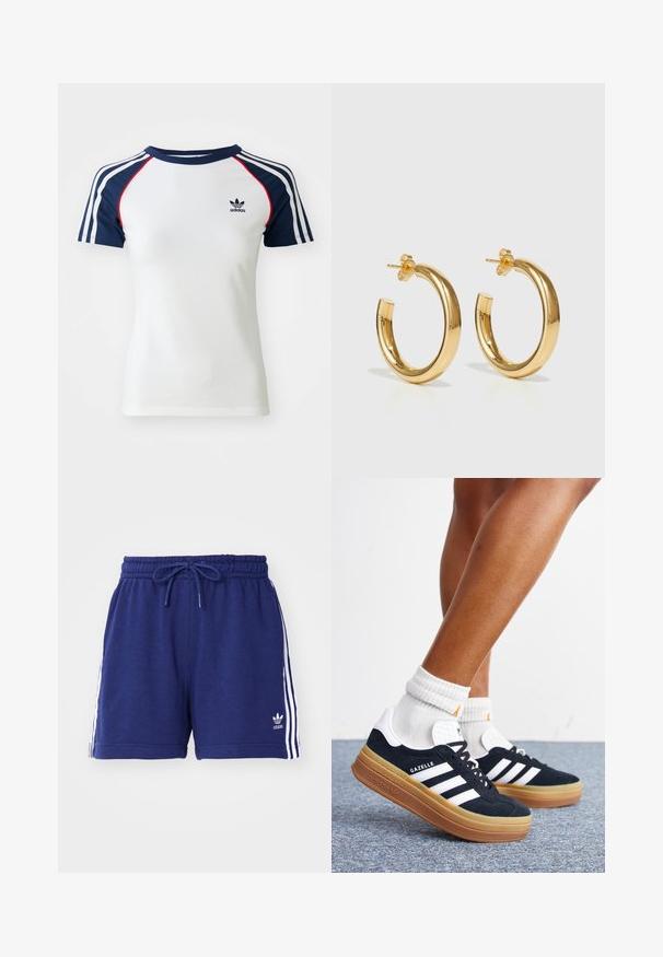 Weißes Baumwoll-T-Shirt mit dunkelblauen Raglanärmeln, ausgestattet mit drei weißen Streifen und einem kleinen schwarzen Adidas-Logo auf der Brust. Rote Akzente.; Marineblaue Sportshorts mit einem Kordelzugbund, ausgestattet mit weißen Seitenstreifen und einem gestickten Logo auf der linken unteren Seite. Weichelastischer Stoff.; Beine mit weißen Socken und schwarzen Adidas Gazelle Sneakers mit weißen Streifen und dicken braunen Sohlen auf einem grauen Teppichboden.; Goldene Creolen mit einer glatten, polierten Oberfläche und kreisförmiger Form. Mit einem Steckverschluss gesichert, um das Tragen zu erleichtern.