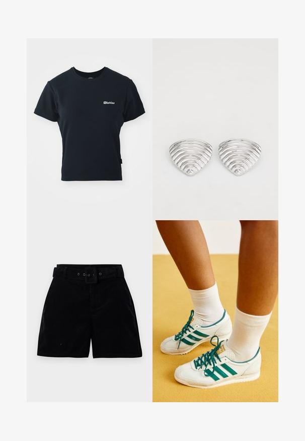 Zwart katoenen t-shirt met korte mouwen, ronde halslijn en klein wit geborduurd logo op de borst. Klassiek, getailleerd ontwerp.; Zwarte hoge taille corduroy shorts met een bijpassende stoffen riem en rechthoekige gesp op een witte achtergrond.; Witte sneakers met groene strepen en veters, met een gestructureerde neuskap en een gewatteerde kraag, gedragen met witte crew-sokken op een gele ondergrond.; Zilverkleurige oorknoppen met een golvend, getextureerd ontwerp, gevormd als overlappende maanschijven; de gepolijste afwerking versterkt de reflecterende kwaliteiten.