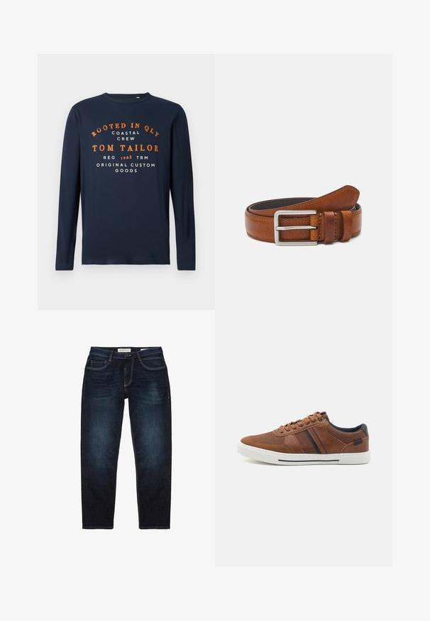 Námornícky modré tričko s dlhým rukávom a okrúhlym výstrihom s oranžovým a bielym textom: "ZAKORENENÍ V QLY COASTAL CREW TOM TAILOR 1962 ORIGINÁLNE VYROBENÉ TOVARY."; Tmavomodré džínsy s klasickým strihom, so zipsom, piatimi vreckami a kontrastným žltým prešívaním. Hladká textúra celkovo.; Hnedé kožené tenisky s hladkou textúrou, bielou gumovou podrážkou, čiernymi akcentmi a dekoratívnym prešívaním so bočnými pruhmi.; Hnedý kožený opasok s hladkou štruktúrou, striebornou kovovou prackou, prešitými okrajmi a detailom slučky, so zúženým koncom.