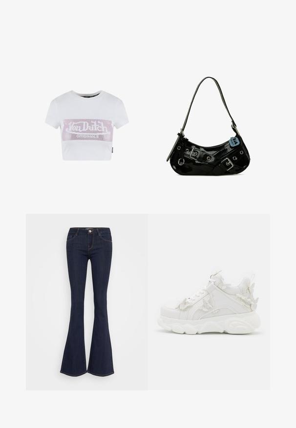 Hvid cropped t-shirt med korte ærmer, der har et pink rhinesten logo grafisk tryk på tværs af brystet. Glat bomuldsstof.; Mørke denim flare jeans med en tætsiddende talje, der har en forsænket knaplukning, fem-lomme design og sømdetaljer langs benene.; Hvid chunky sneaker med tyk sål og dekorative 3D sommerfugle detaljer på siden, snørebånd og hæl.; Sort lakeret skuldertaske med en buet form, udsmykket med sølvhardware, dekorative spænder og en kort rem. Blå mærkat vedhæftet.