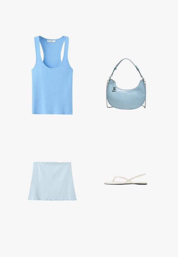 Débardeur bleu clair côtelé sans manches avec encolure dégagée et petite étiquette blanche à l'intérieur du dos du cou.; Haut tube en maille bleu clair avec bords volantés en haut et en bas, posé à plat sur un fond blanc.; Sandale plate blanche avec fines lanières croisées et une bride arrière, vue de côté sur fond blanc.; Sac à main bleu clair en forme de croissant avec bandoulière ajustable et détail de chaîne argentée sur les côtés.