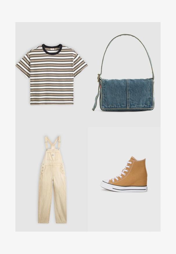 Kortærmet T-shirt med vandrette striber i beige, sort og hvid samt sort rund hals på ensfarvet baggrund.; Lys beige overalls lavet af denim, med en firkantet lomme, justerbare stropper, trykknapper i siden og bred benudskæring.; Høje sneakers i canvas i tan med hvide snørebånd, en gummi tåhætte og en sål med sorte striber. Tekstureret finish med syningsdetaljer.; Denim skuldertaske med fold-over design, lys blå farve, synlige sømme, justerbar rem og en sidelabel-detalje.