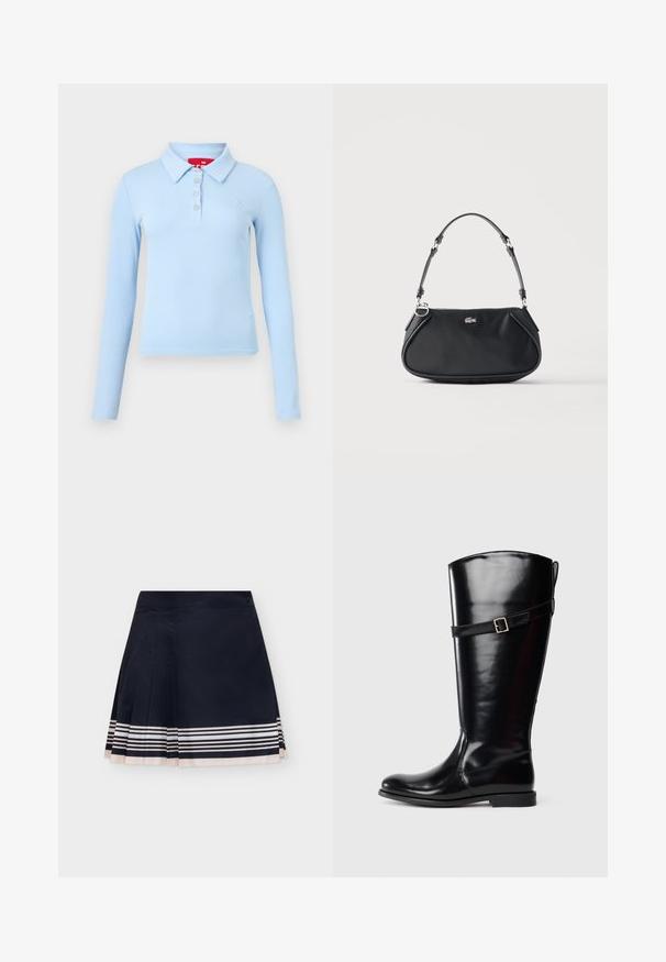 Lichtblauw geribd poloshirt met lange mouwen, een kraag en vier knopen aan de voorkant, afgebeeld op een effen achtergrond.; Marineblauwe geplooide rok met witte en beige horizontale strepen nabij de zoom, platte tailleband en zijwaartse knoopsluiting.; Hoge zwarte leren laars met lage hak en decoratieve band met zilveren gesp rond de bovenkant van de kuit.; Zwarte schoudertas met verstelbare riem, ritssluiting en klein zilverkleurig krokodillenlogo aan de voorkant in het midden.