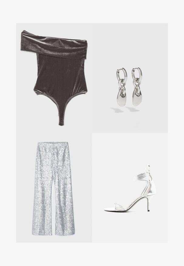Agolde BREE BANDED BODYSUIT - Tričko s potlačou - shark/gunmetal; Strieborné flitrové nohavice s rozšírenými nohavicami a elastickým pásom. Majú lesklú textúru a široký strih nohavíc.; Strieborná sandála na vysokom opätku s tenkými remienkami, obalením okolo členka a úzkym opätkom typu ihla na jednoduchom bielom pozadí.; Strieborné kruhové náušnice s predlženými oválnymi článkami, s lesklým povrchom a textúrovaným príveskom. Jednoduchý dizajn s hladkými hranami.