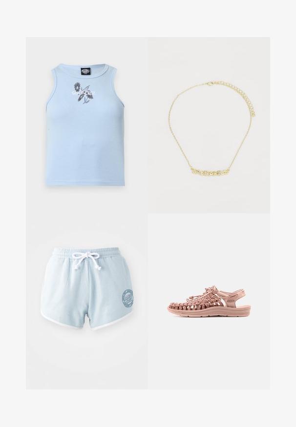 Hellblaues ärmelloses, geripptes Tanktop mit schwarzer Blumen-Grafik und weißem Schriftzug „Santa Cruz“ auf der Brust.; Helle blaue Shorts aus weichem Stoff mit einem weißen Kordelzug, versehen mit weißen Besätzen und einem runden Logopatch an der Seite.; Hellrosa Sandale mit offener Spitze, Obermaterial aus geflochtenem Band, verstellbaren Schnürsenkeln, gepolsterter Sohle und Fersenriemen für sicheren Halt.; Goldene Halskette mit dem Text "SCHÜTZE", zarte Kette mit einem Karabinerverschluss, akzentuiert mit kleinen, klaren Edelsteinen auf ausgewählten Buchstaben.