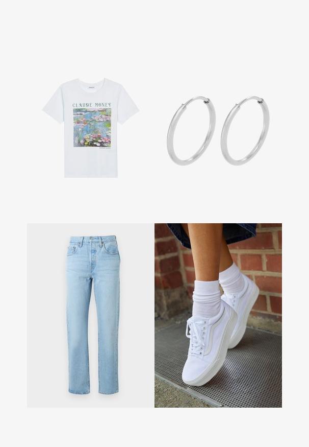 T-shirt en coton blanc avec un impression colorée de nénuphars de Monet, avec le texte "Claude Monet" au-dessus et la légende "Nénuphars" en dessous.; Jean bleu clair taille haute, jambe droite, avec poches avant et arrière, passants de ceinture et fermeture à bouton.; Baskets en toile blanches avec semelles en caoutchouc, dotées de six œillets, d'un bout rond et de détails de couture légers, portées avec des chaussettes blanches mi-mollet.; Boucles d'oreilles en argent, de forme circulaire, avec une texture lisse et brillante, et une largeur constante. Design minimaliste sans accents supplémentaires.