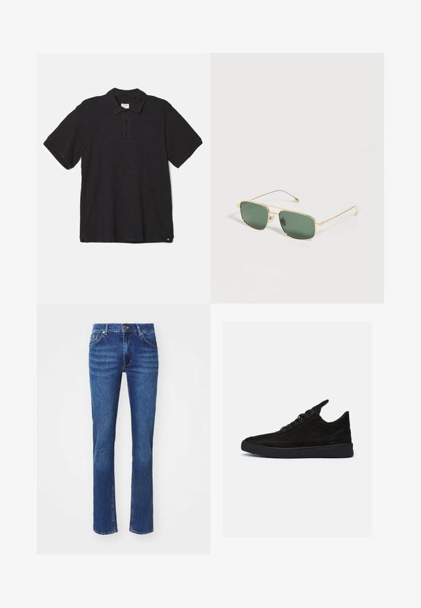 rag & bone CLASSIC FLAME - Poloshirt - black; Dunkelblaue Denim-Jeans mit geradem Bein, dezent ausgebleicht, fünf Taschen und Knopfverschluss. Neutrale Nähte setzen Akzente.; Schwarze Wildledersneaker mit niedrigem Profil, runder Spitze und strukturiertem Gummisole. Verfügt über fünf Ösen und eine hintere Zuglasche.; Goldgerahmte, rechteckige Sonnenbrille mit grün getönten Gläsern, liegend auf einer weißen Oberfläche.
