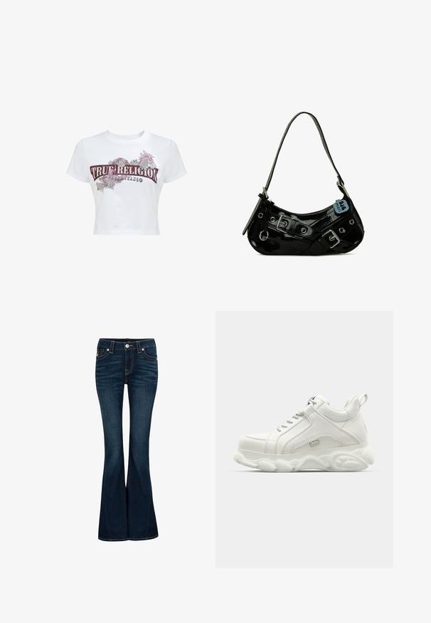 Weißes Cropped-T-Shirt mit kurzen Ärmeln, versehen mit dem Text "True Religion Brand Jeans" und floralen Designs in Rot, Pink und Grün auf der Vorderseite.; True Religion Flared Jeans - indigo upgrade; Weiße Sportsneaker mit einem glatten Lederobermaterial, abgerundeter Sohle und strukturiertem Akzent. Ausgestattet mit Schnürsenkeln und einem Zugband auf der Rückseite.; Schwarze Lackleder-Handtasche mit geschwungener Form, ausgestattet mit silbernem Beschlag, dekorativen Schnallen und einem kurzen Griff. Blaue Anhängeschild befestigt.