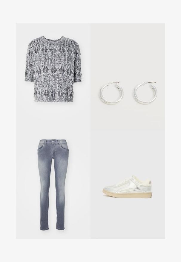 Korte mouwen, gebreide trui in zwart en wit. Bevat een textuurpatroon met een ronde halslijn en een licht oversized pasvorm.; Skinny jeans in een middelgrote grijswas, gemaakt van denim. Beschikt over vijf zakken, riemlussen en een vervaagd effect bij de dijen en knieën.; Zilveren low-top sneaker met een gladde metalen afwerking, witte veters, beige rubberen zool en subtiele stiksels aan de zijkanten.; Een paar middelgrote glanzende zilveren oorringen met dunne metalen sluitingen op een lichte neutrale achtergrond.