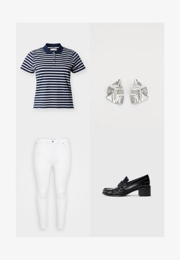 Kortærmet polo t-shirt med horisontale striber i marineblå og hvid, med navy krave og fire knapper på fronten.; Hvide stramme jeans lavet af denim med en glat tekstur, der har en frontknaplukning og bæltestropper. Ingen synlige mønstre eller detaljer.; Sorte læder loafers med en bølget front, rund tå og en blokhælc. Har et dekorativt bånd og syninger langs kanterne.; Sølvmetal øreringe med et bølgende, skulpturelt design, der har en poleret overflade og uregelmæssige former, hvilket fremhæver en moderne æstetik.