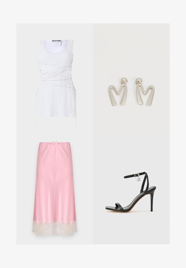 Débardeur blanc à côtes avec des détails en dentelle croisées, présentant un col rond et un ourlet straight. Marque : Moschino Couture.; Combinaison en satin rose avec une taille élastique, ornée d'une délicate bordure en dentelle blanche à l'ourlet. Texture douce, design à longueur de genou.; Sandale à talon haut noire avec une bride étroite à la cheville, bout carré, cuir lisse et accent de boucle métallique.; Paire de boucles d'oreilles en métal argenté en forme de lettre M angulaire avec des tiges arrondies sur fond blanc.