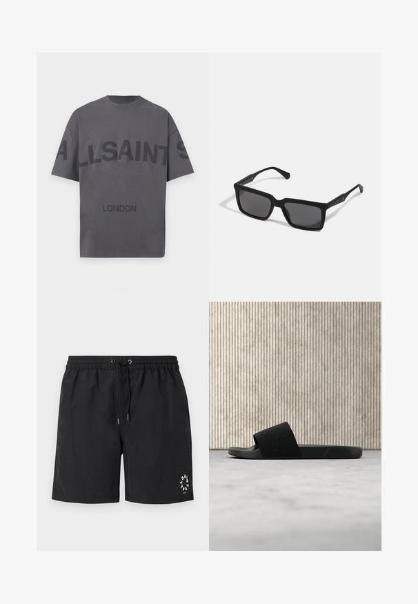 Grijze katoenen t-shirt met een ronde hals. Kenmerkt zich door vetgedrukte zwarte tekst "ALLSAINTS" over de borst en "LONDON" aan de onderkant. Korte mouwen.; Zwarte zwembroek van lichtgewicht stof. Elastische tailleband met koord en zilveren punten. Logo in het wit gedrukt op de linkeronderkant.; Zwarte instapsandaal met brede band, liggend op een beige tapijt nabij een ronde, glanzende bruine salontafel tegen een houten betegelde muur.; Zwarte zonnebril met rechthoekige lenzen, matte afwerking, dikke montuur en slanke veren met subtiele merkaanduiding.