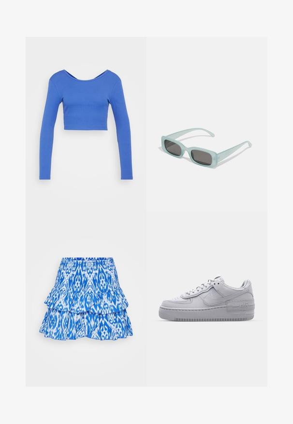 Langsleeve, cropped top van ribbelstof in een levendige blauwe kleur. Heeft een brede halslijn en een getailleerde silhouette. Soepele textuur.; Blauwe gelaagde rok met een levendig ikatpatroon. Bevat gerimpelde lagen en een elastische tailleband voor verstelbaarheid. Het materiaal lijkt lichtgewicht te zijn.; Grijze Nike Air Force 1 sneaker met geperforeerde neus, glad leren bovenwerk, dikke zool en verhoogde 'AIR' details op de hiel.; Een paar rechthoekige zonnebrillen met lichtblauwe doorzichtige monturen en donkergrijze glazen, met rechte pootjes en minimale hardwaredetails.
