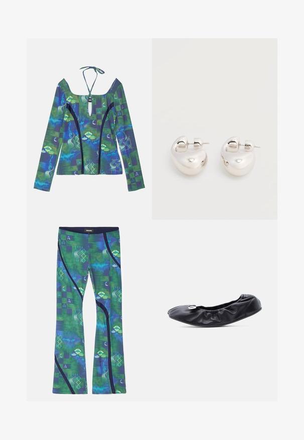 Langærmet top med dyb udskæring, prydet med abstrakte blå og grønne mønstre, snørremulighed bagpå og kontrasterende sorte detaljer.; Leggings lavet af multicolor strækstof med grønne og blå mønstre, der har geometriske former og mørkeblå accenter langs siderne.; Sort læder flad sko med rundet tå og rynket design langs åbningen. Har en diskret sølvfarvet hardware detalje foran.; Par af skinnende sølv store øreringe med lukning på bagsiden mod en ensfarvet hvid baggrund.