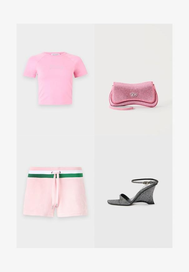 Lyserød kortærmet cropped top med rund halsudskæring og glitrende "Juicy" tekst centreret på brystet.; Lyserøde bomuldsshorts med en grøn og hvid stribet talje, med snøre og sølvmetalspidser. Diskret logo broderet på siden.; Sølvsandaler med glimmer, kilehæl, åben tå, ankelrem og guldlås, vist fra siden på en ensfarvet lys baggrund.; Lille lyserød glitrende clutch taske med sølv lås og tynd håndledsrem på hvid baggrund.