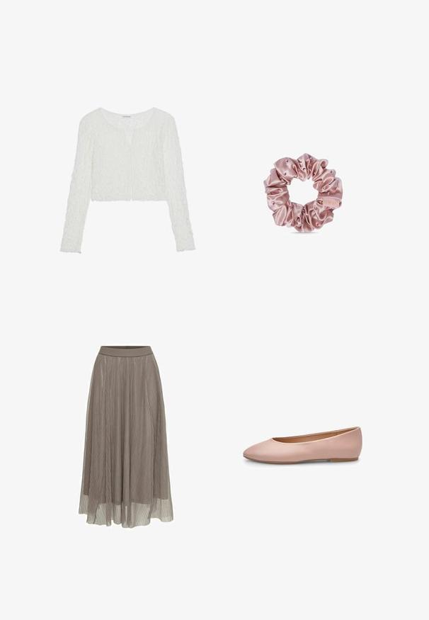 Even&Odd T-shirt à manches longues - off white; Jupe maxi plissée en taupe, dotée d'une taille lisse et d'une silhouette fluide. Fabriquée en matériau léger et transparent avec une texture fine.; Ballerine plate en cuir rose avec un bout pointu, une texture lisse, des accents minimaux et une semelle solide marron clair. Design simple, sans ornements.; Chouchou en satin rose avec de petites perles décoratives et une petite étiquette en tissu sur fond blanc.
