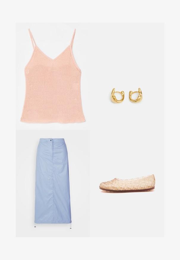 Peachfarvet strikket tanktop med tynde justerbare stropper, V-halsdesign, ribbet tekstur og lige kant.; Lyseblå, mellemlang nederdel lavet af glat, let materiale med lige snit, har en frontknaplukning og en justerbar kant.; Beige gennemsigtig vævet flad sko med rund tå og brun sål vist fra siden på hvid baggrund.; Guldøreringe med en glat, rundet design og poleret overflade. Øreringene har en kompakt, kraftig form og en sømløs lås.
