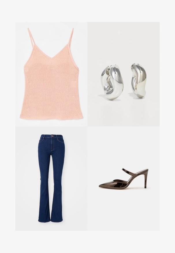Perzikkleurige gebreide camisole, met dunne verstelbare bandjes, een V-hals ontwerp, geribbelde textuur en een rechte zoom.; Uitlopende donkerblauwe jeans van katoen denim, hoog in de taille met vijf zakken, subtiele stikdetails en een gladde afwerking.; G glanzende donkerbruine mule met spitsen neus en hoge hak met een smalle band over de wreef op een effen witte achtergrond.; Zilveren sculpturale oorbellen met gladde, gebogen vormen en reflecterende oppervlakken. Voorzien van een gesloten hoepelontwerp en een onderscheidende organische vorm.