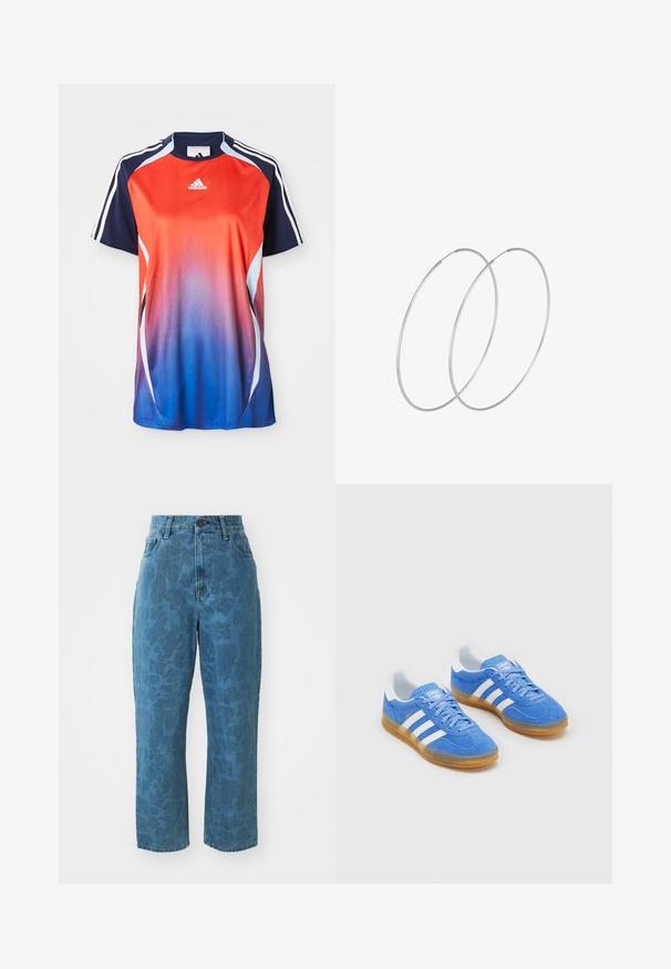 Adidas kortærmet sports T-shirt med en gradient fra rød til blå, med marineblå akcenter og hvide striber langs skuldrene.; Lyseblå denim jeans med en subtil mønstret struktur, høj talje og lige ben. Har en frontlukning med knap og lynlås.; Blå ruskinds sportsko med hvide stribede detaljer, gummisål og polstret krave for komfort. Har klassisk snørebåndsdesign.; Sølvøreringe med et minimalistisk design. Cirkulær form, glat tekstur og tynd profil. Letvægtige med en poleret overflade.