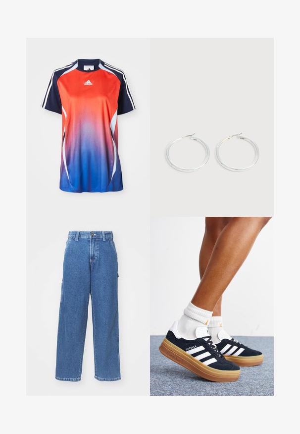 Φανέλα σπορ Adidas με κοντά μανίκια, που διαθέτει βαθμιαία αλλαγή χρώματος από κόκκινο σε μπλε, με ναυτικές λεπτομέρειες και λευκές ρίγες στους ώμους.; Μπλε τζιν παντελόνι με φαρδιά πόδια και ψηλή μέση, με κλείσιμο κουμπιού και πλαϊνές τσέπες. Ξεθωριασμένο φινίρισμα με μαλακή υφή και ίσια γραμμή.; Πόδια με λευκές κάλτσες και μαύρα αθλητικά παπούτσια Adidas Gazelle με λευκές ρίγες και χοντρές καφέ σόλες σε γκρι χαλί.; Ζεύγος λαμπερών ασημένιων κρίκων με λεπτές σύρμα σφραγίδες, παρουσιασμένα σε ανοιχτό γκρι φόντο.
