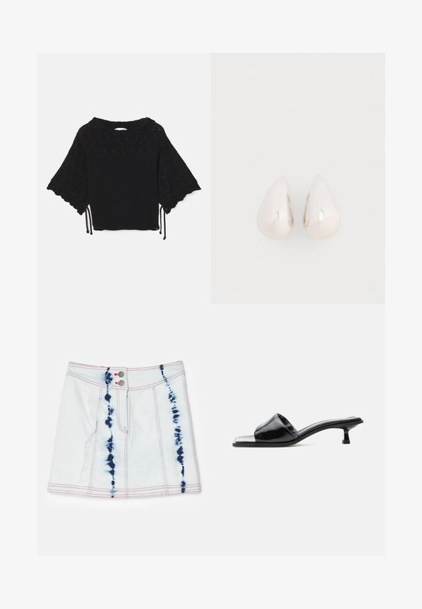 Top de punto negro de manga corta que presenta un patrón texturizado, mangas con forma de concha y detalles de cordón en el dobladillo.; Mini falda de mezclilla en azul claro con patrones de tie-dye en azul oscuro. Presenta costuras rojas y dos botones en la parte frontal. Largo corto con un ajuste ceñido.; Mule de charol negro con punta abierta, tacón bajo tipo kitten y una amplia tira sobre los dedos, mostrado de perfil sobre un fondo liso.; Pendientes de gota de metal plateado con una superficie suave y reflectante, en forma de lágrima, que presentan un diseño sin costuras y sin embellishments visibles.