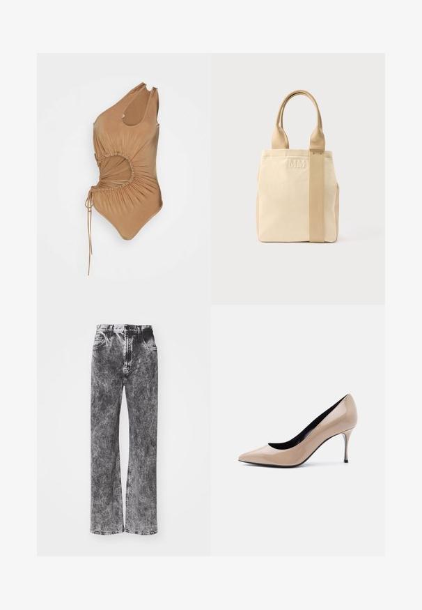 Materiel GATHEREDY CUT OUT - Top - tan; Džínsy s vysokým pásom a širokými nohavicami v čierno-sivej odpudenej umývanej farbe, s piatimi vreckami a kontrastným šitím pozdĺž lemu.; Béžová lodička z lesklej kože so špicatou špičkou, tenkým ihličkovým podpätkom a čiernou vnútornou podšívkou na bielom pozadí.; Béžová plátená taška cez rameno s koženými rukoväťami a vertikálnym popruhom v rovnakej farbe, na prednej strane s vyrazeným nápisom "MM".