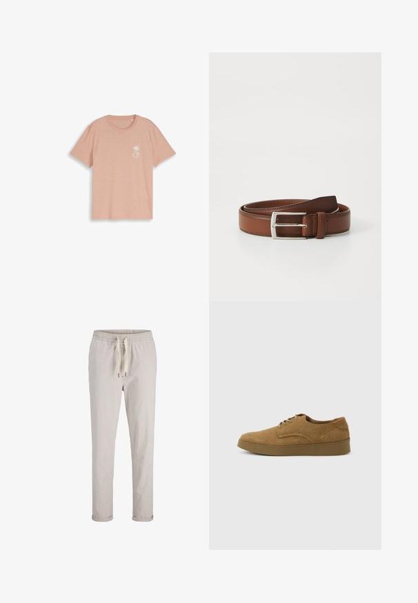 T-shirt beige à manches courtes avec col rond, petit motif de palmier blanc et texte "EST. 07 DENIM DESIGN STUDIO" sur le côté gauche de la poitrine.; Pantalon décontracté beige avec taille élastique, cordon de serrage à l'avant et revers roulés, présenté sur un fond blanc.; Chaussure décontractée à lacets en daim marron avec semelle en caoutchouc plate, vue de côté sur un fond clair uni.; Ceinture en cuir brun au fini lisse, avec une boucle en métal argenté et une couture subtile le long des bords. Design classique et durable.