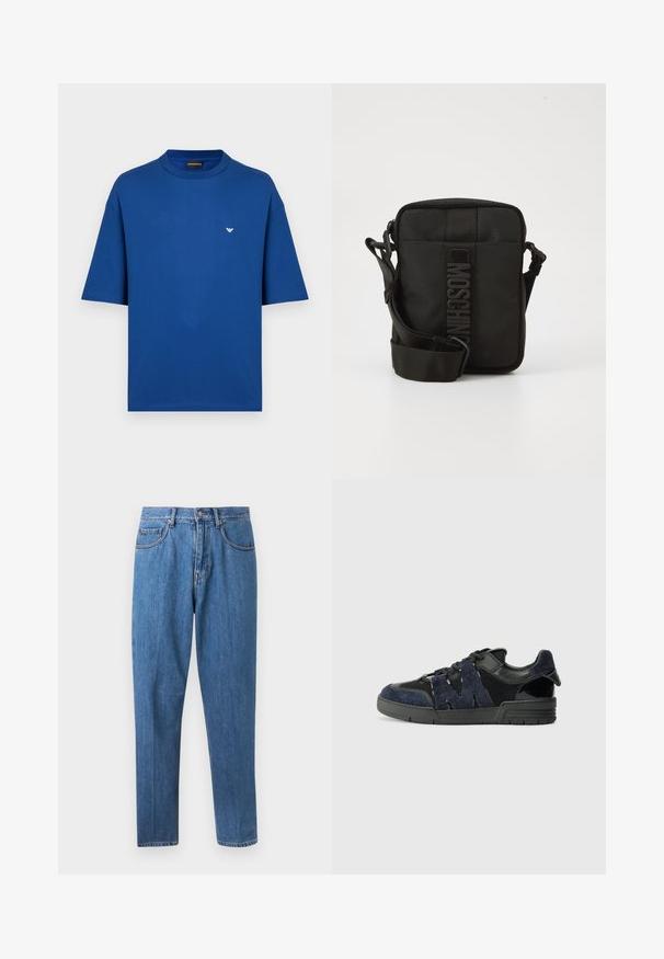 Königsblaues T-Shirt mit kurzen Ärmeln aus Baumwolle, mit rundem Ausschnitt und einem kleinen weißen Adler-Logo auf der linken Brust.; Blaue Jeans mit geradem Bein, Knopf- und Reißverschluss, vorderen Taschen und Gürtelschlaufen, vor weißem Hintergrund gezeigt.; Schwarze und marineblaue Sneakers aus Wildleder und Mesh-Materialien, mit einer dicken Sohle und einem markanten Ausschnitt in Form eines "M"-Details an der Seite.; Kompakte schwarze Umhängetasche mit verstellbarem Tragegurt und vertikalem MOSCHINO-Logo auf dem mittleren Frontpanel vor weißem Hintergrund.